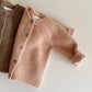 Enfant portant un gilet tricoté, look moderne et chaud