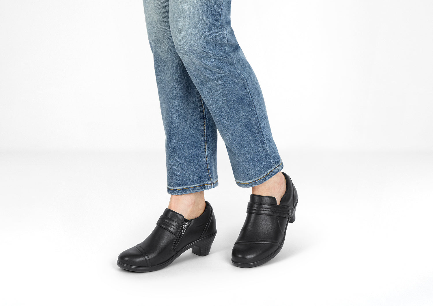 Vue latérale d'un shootie noir en daim déperlant