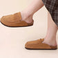 Détail du matériau en suède doux des chaussons