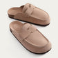 Vue de dessus des chaussons en suède confortables