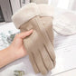 Gants pliés, mettant en valeur la finition en daim