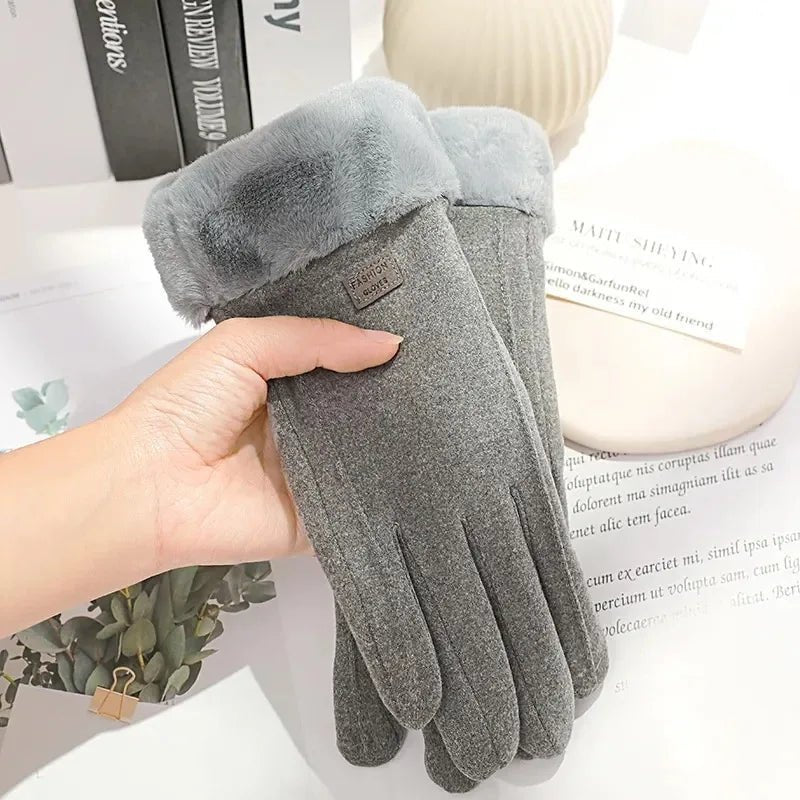Gants tactiles en peluche, posés à plat