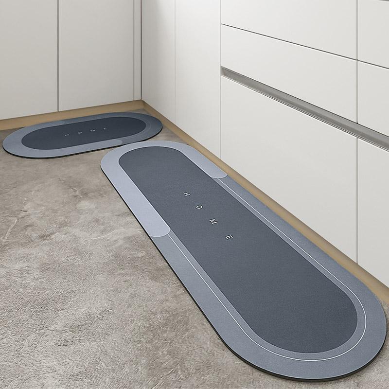 Tapis de bain gris, parfaitement intégré dans une décoration élégante