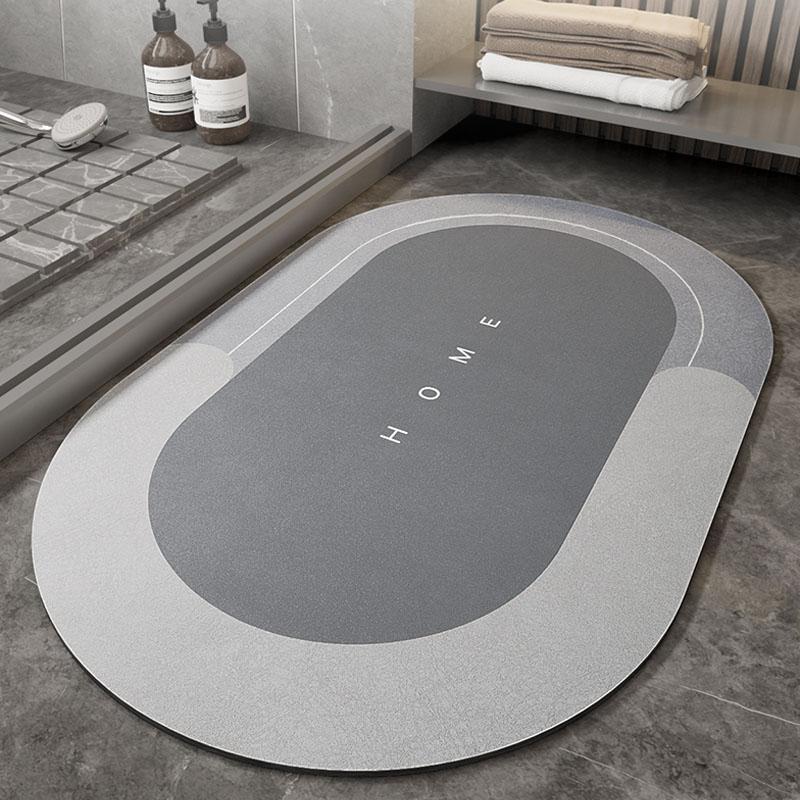 Tapis de bain beige, soulignant son confort sous les pieds