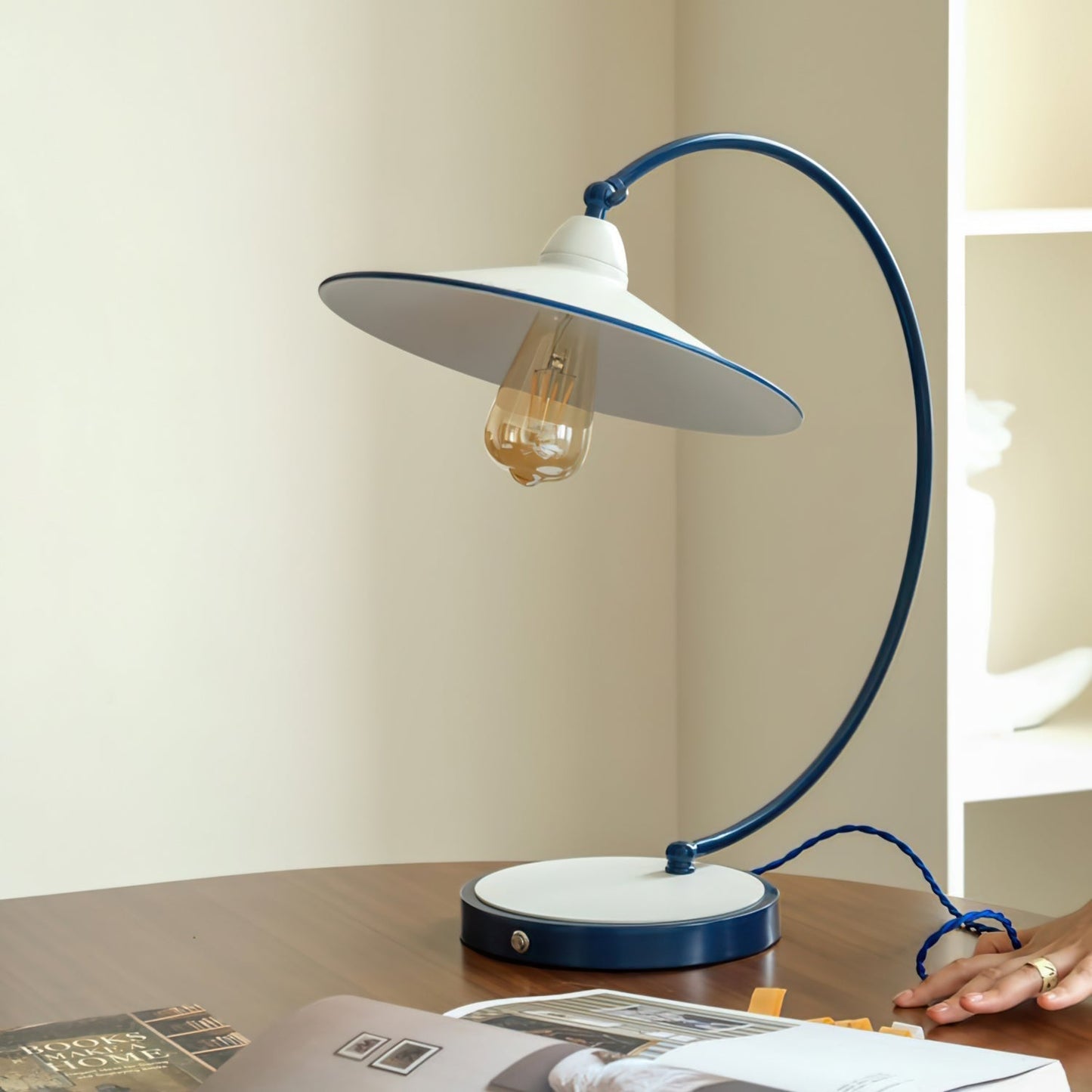 Lampe de bureau bleue sur un bureau en bois