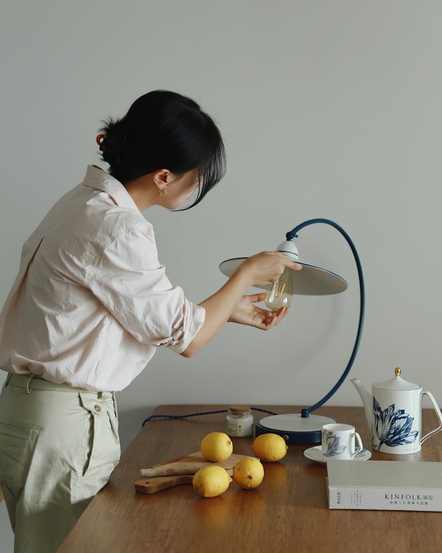 Lampe bleue avec ampoule LED allumée dans une pièce sombre