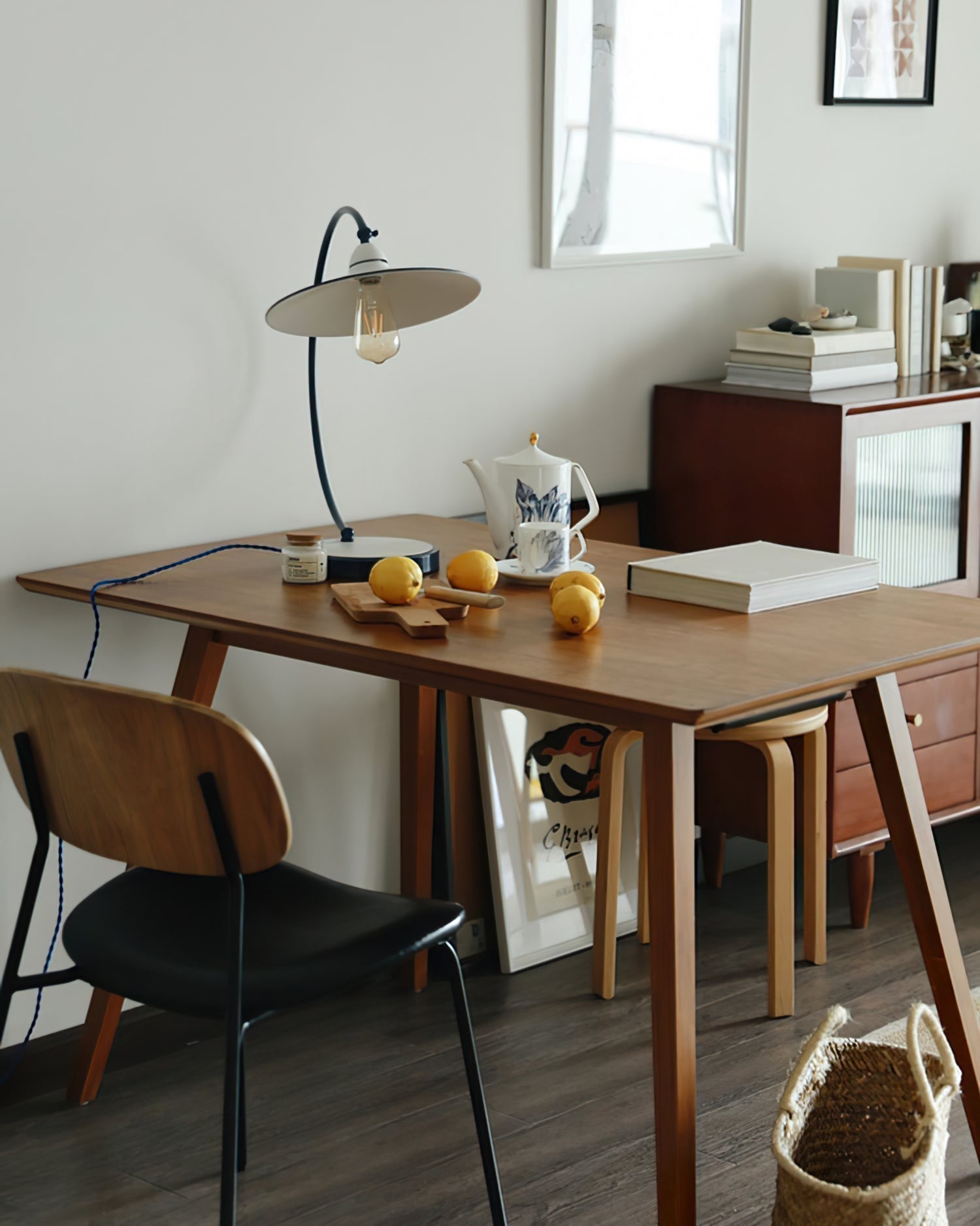 Détail du pied en métal émaillé de la lampe bleue