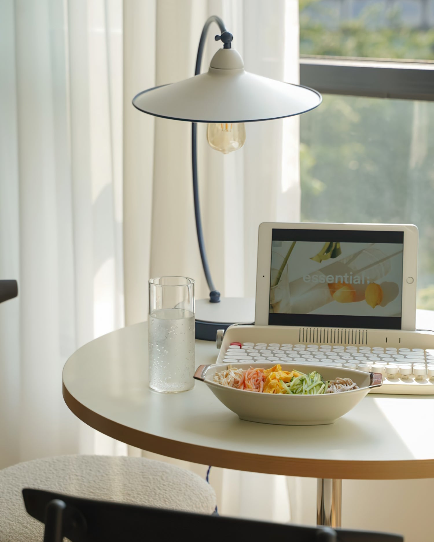 Vue latérale de la lampe montrant sa hauteur et son design