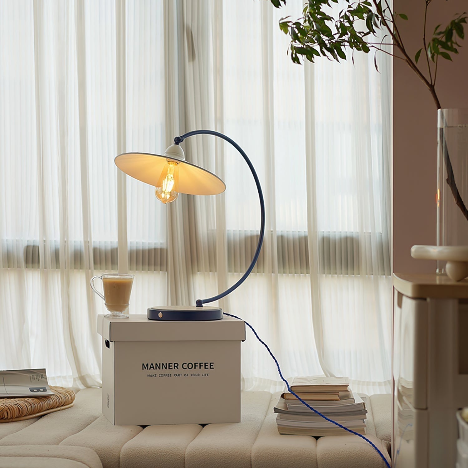 Lampe allumée sur un bureau, créant une ambiance douce