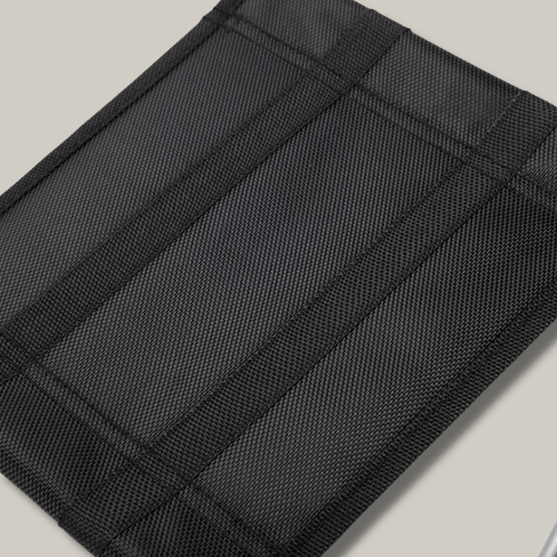 Gros plan sur le mécanisme de pliage du tabouret