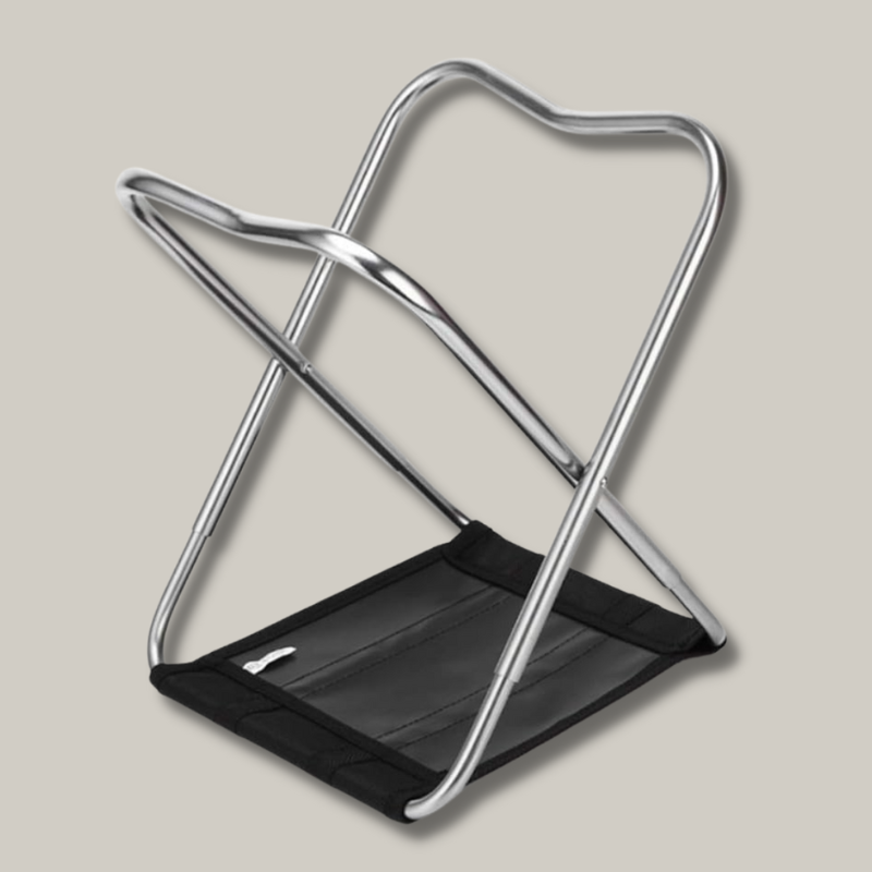 Tabouret pliant déplié sur sol en extérieur
