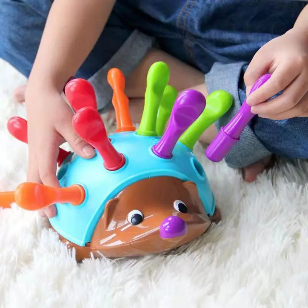 Enfant jouant avec un hérisson éducatif et ses picots amovibles