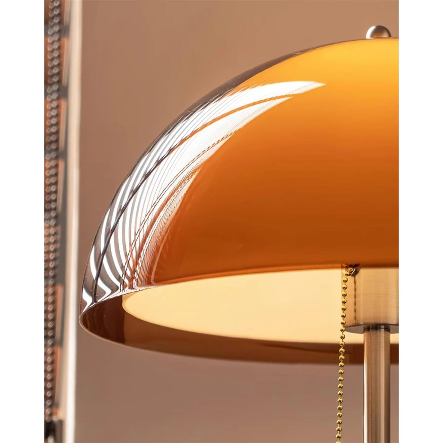 Interrupteur au pied de la lampe de sol