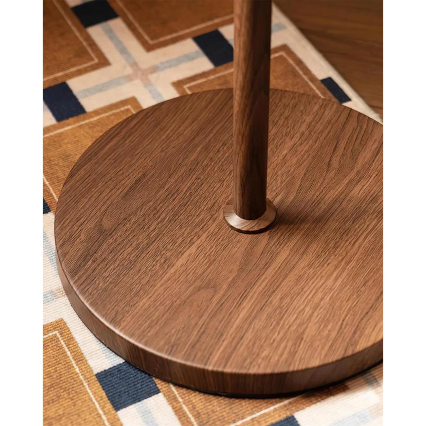 Vue latérale de la lampe montrant sa stabilité