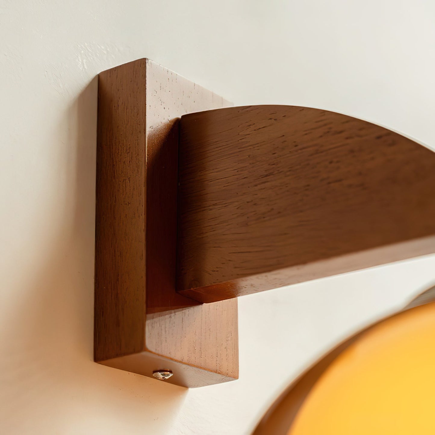 Détail du bras en bois et des éléments métalliques