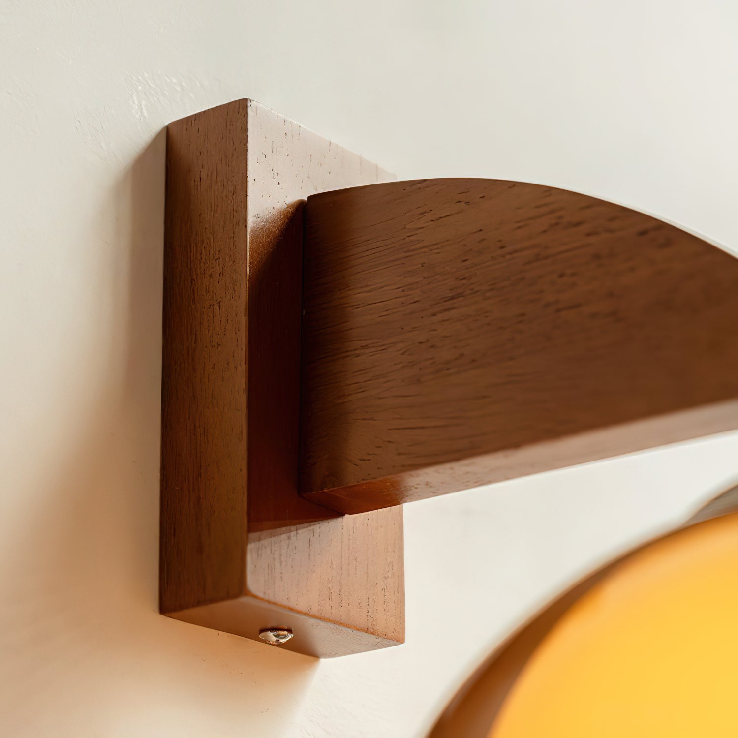 Détail du bras en bois et des éléments métalliques