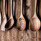 Cuillère à fente et spatule en teck alignées