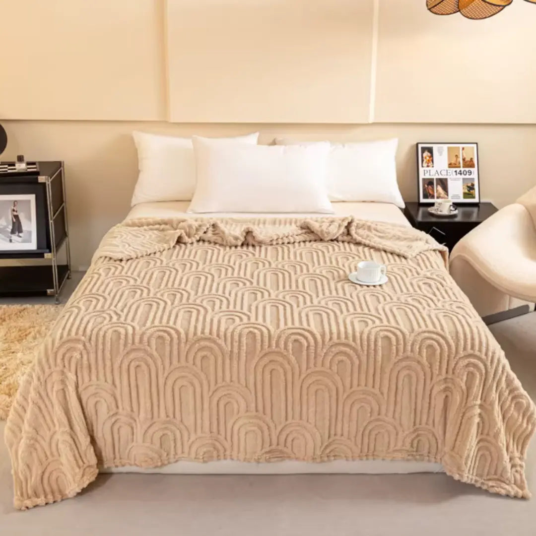 Vue rapprochée de la texture teddy moelleuse de la couverture