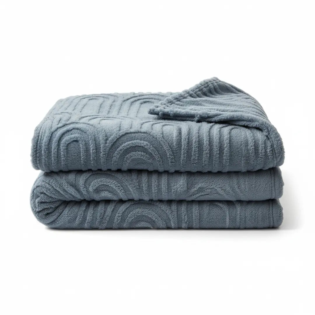 Couverture en fleece drapée sur un fauteuil, ajoutant une touche chaleureuse