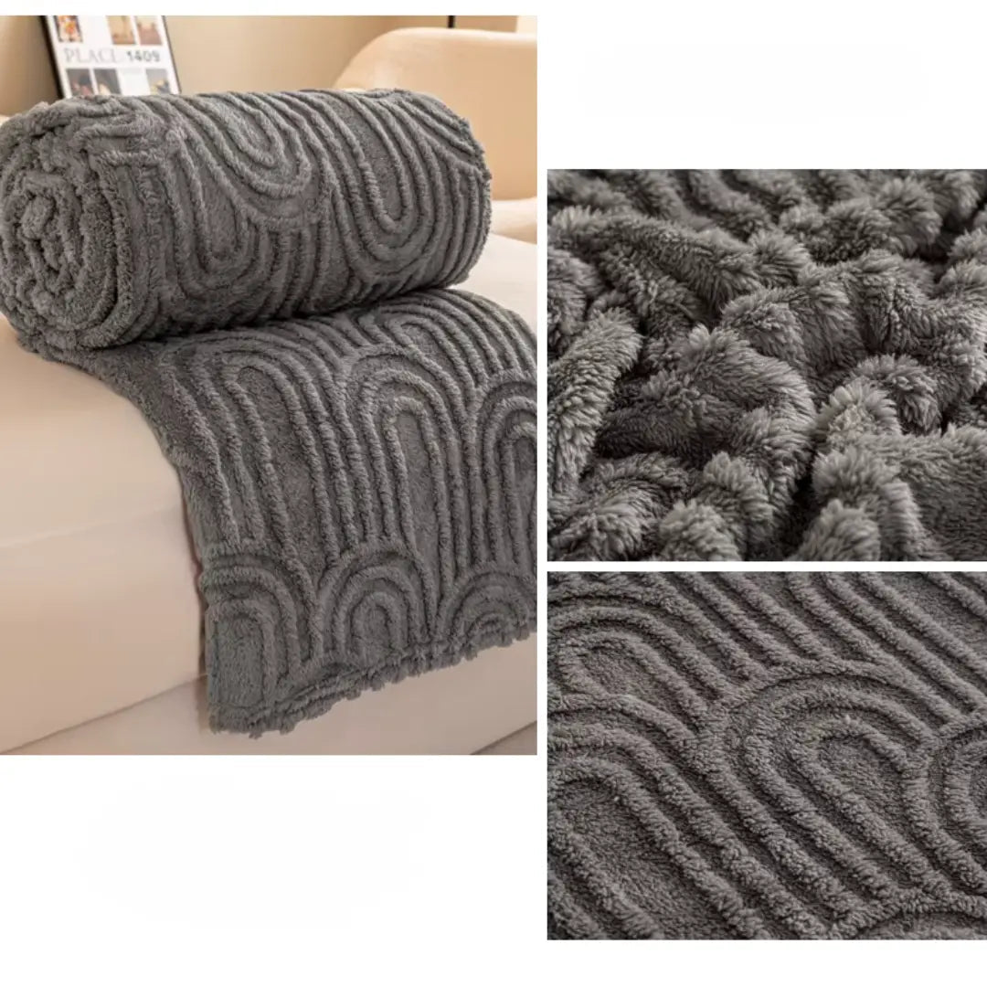 Couverture en fleece étalée sur un canapé, créant une ambiance cozy
