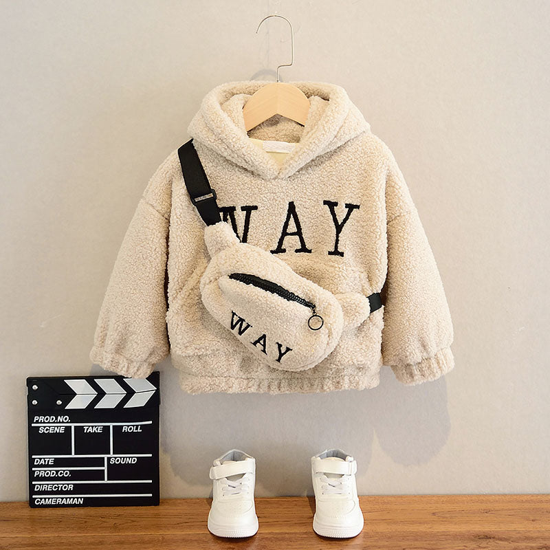 Pull teddy enfant plié, montrant sa douceur