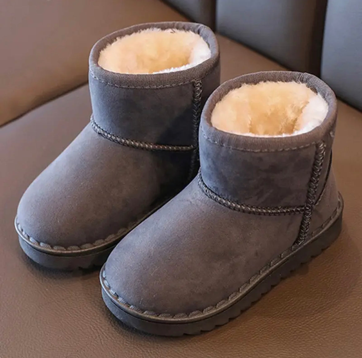 Trois paires de bottes d'hiver en différentes couleurs
