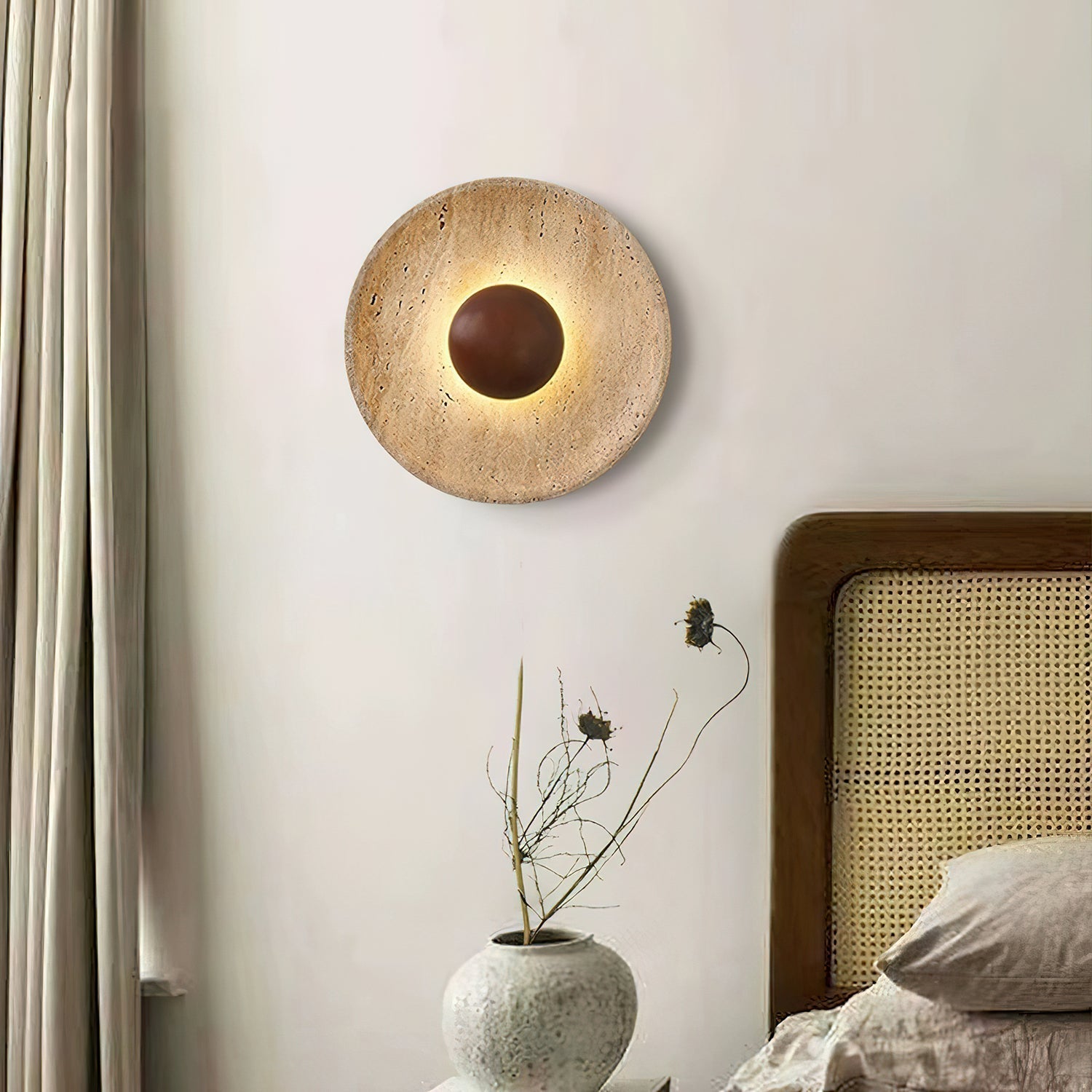 Détail du travertin translucide diffusant une lumière chaude