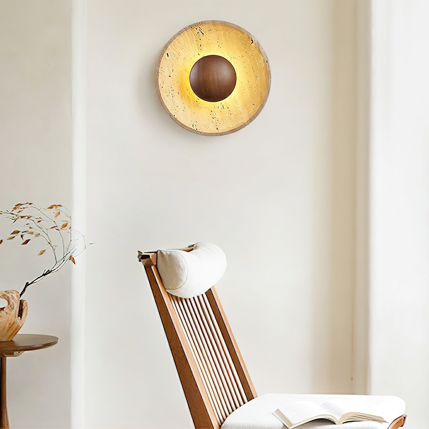Lumière douce émise par l'applique en travertin naturel