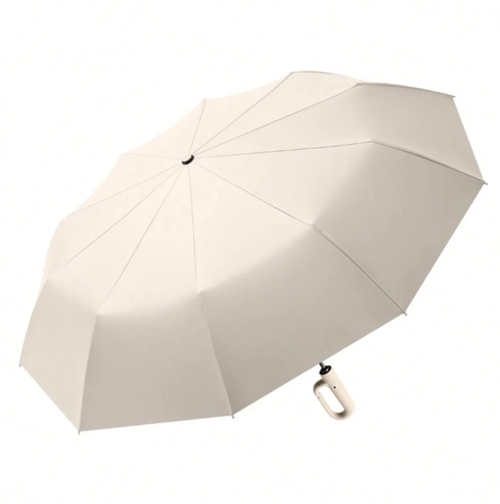 Parapluie bleu avec détails réfléchissants en extérieur