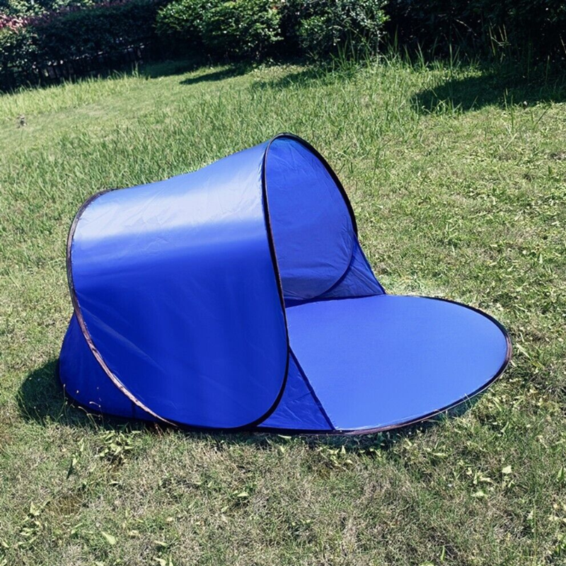 Tente de plage montée avec vue sur l'intérieur spacieux
