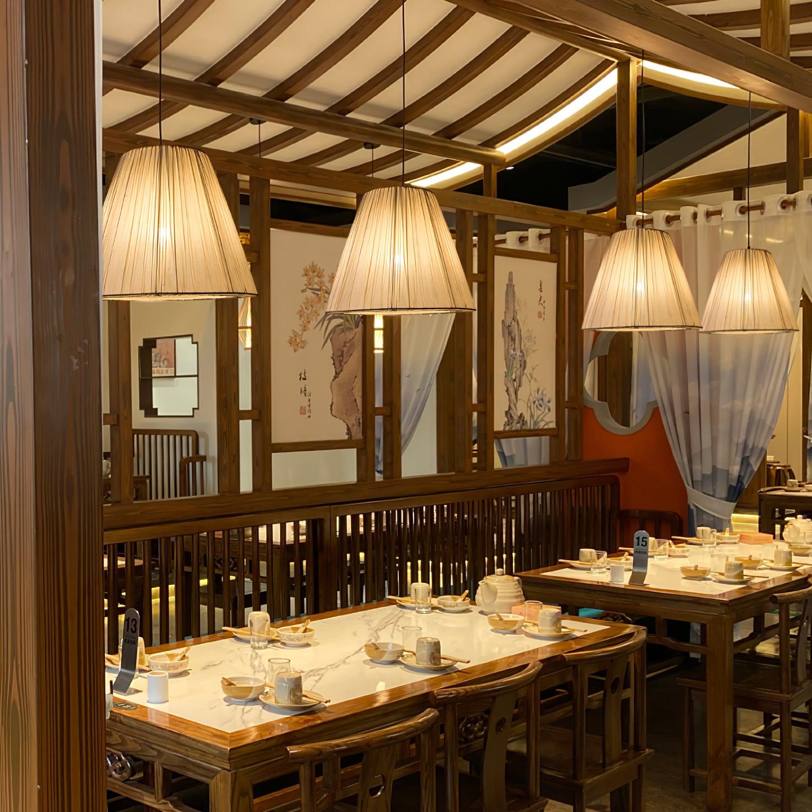 Lampe Japandi diffusant une lumière douce dans un salon