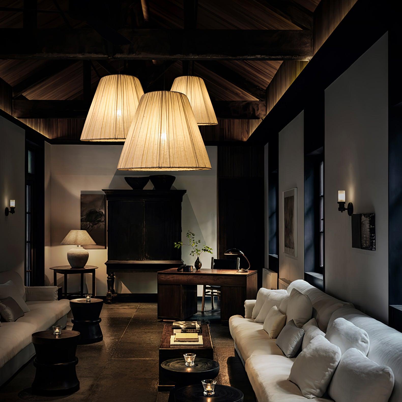 Lampe suspendue au-dessus d'une table à manger élégante