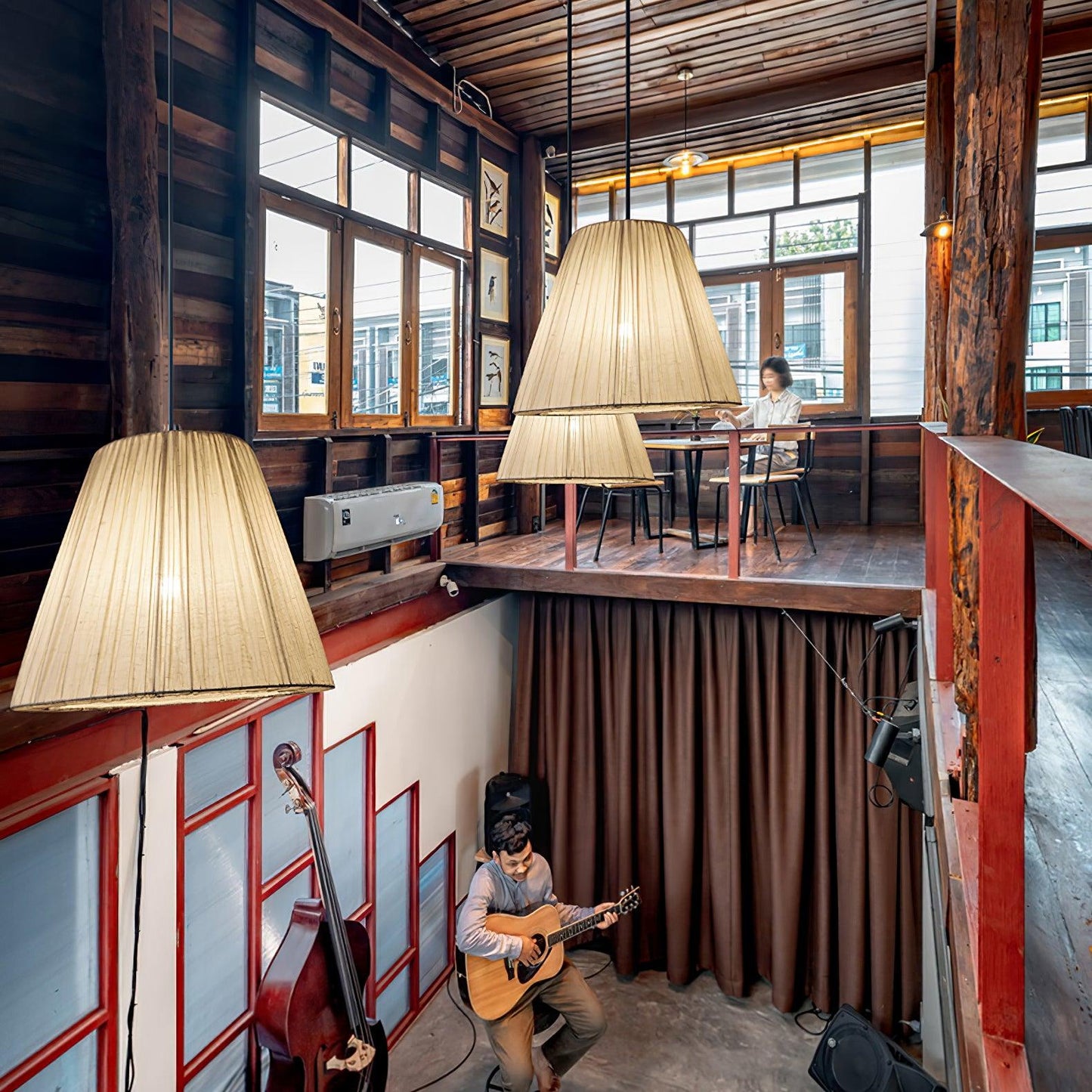 Ambiance sereine créée par la lumière diffuse de la lampe