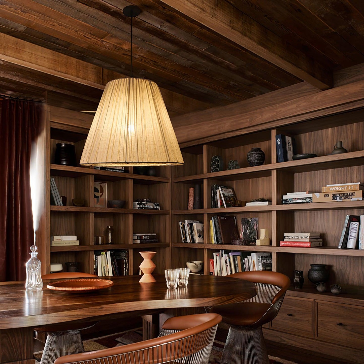 Lampe conique suspendue dans un intérieur moderne