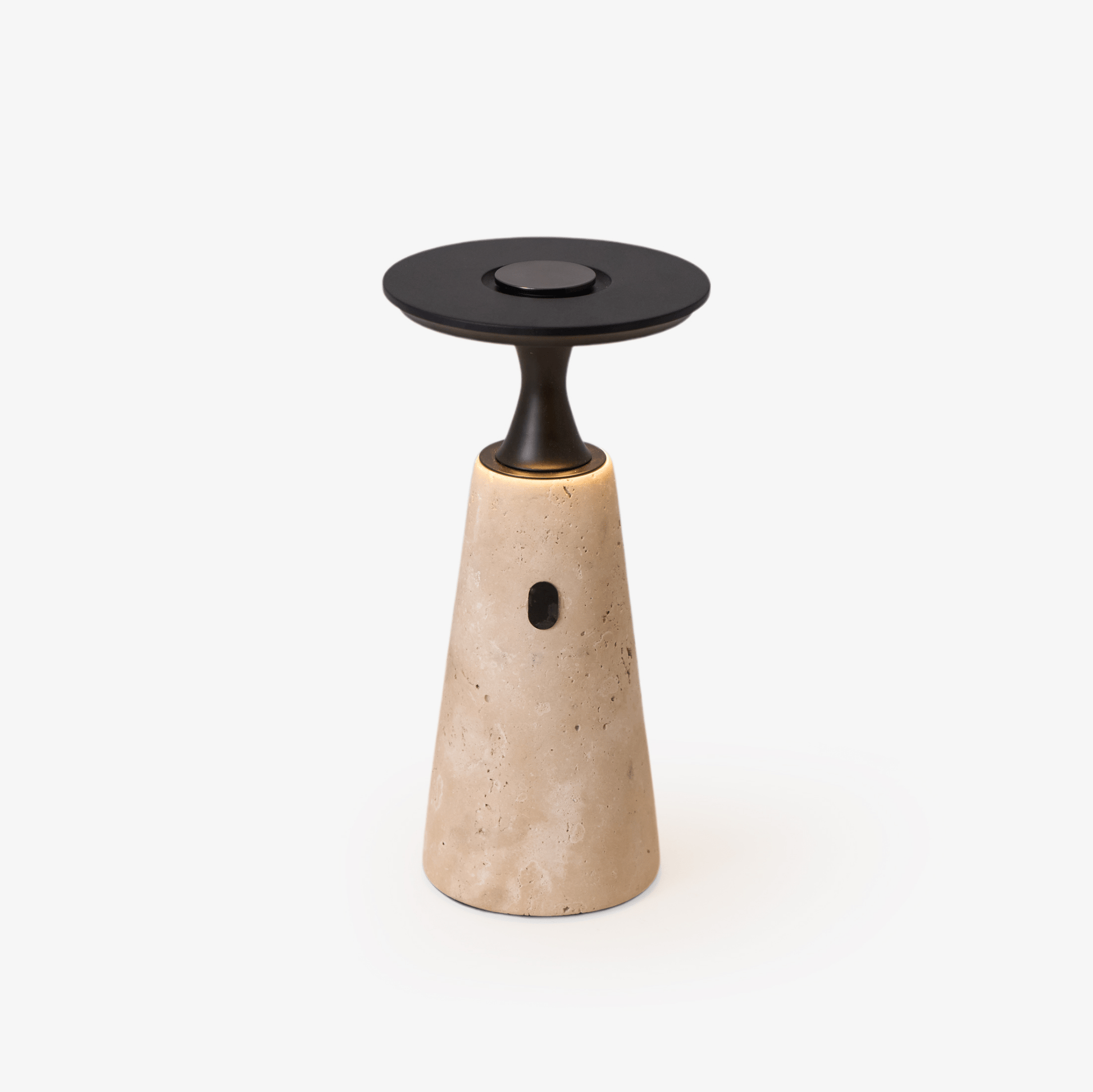 Lampe de table en travertin avec éclairage LED allumé