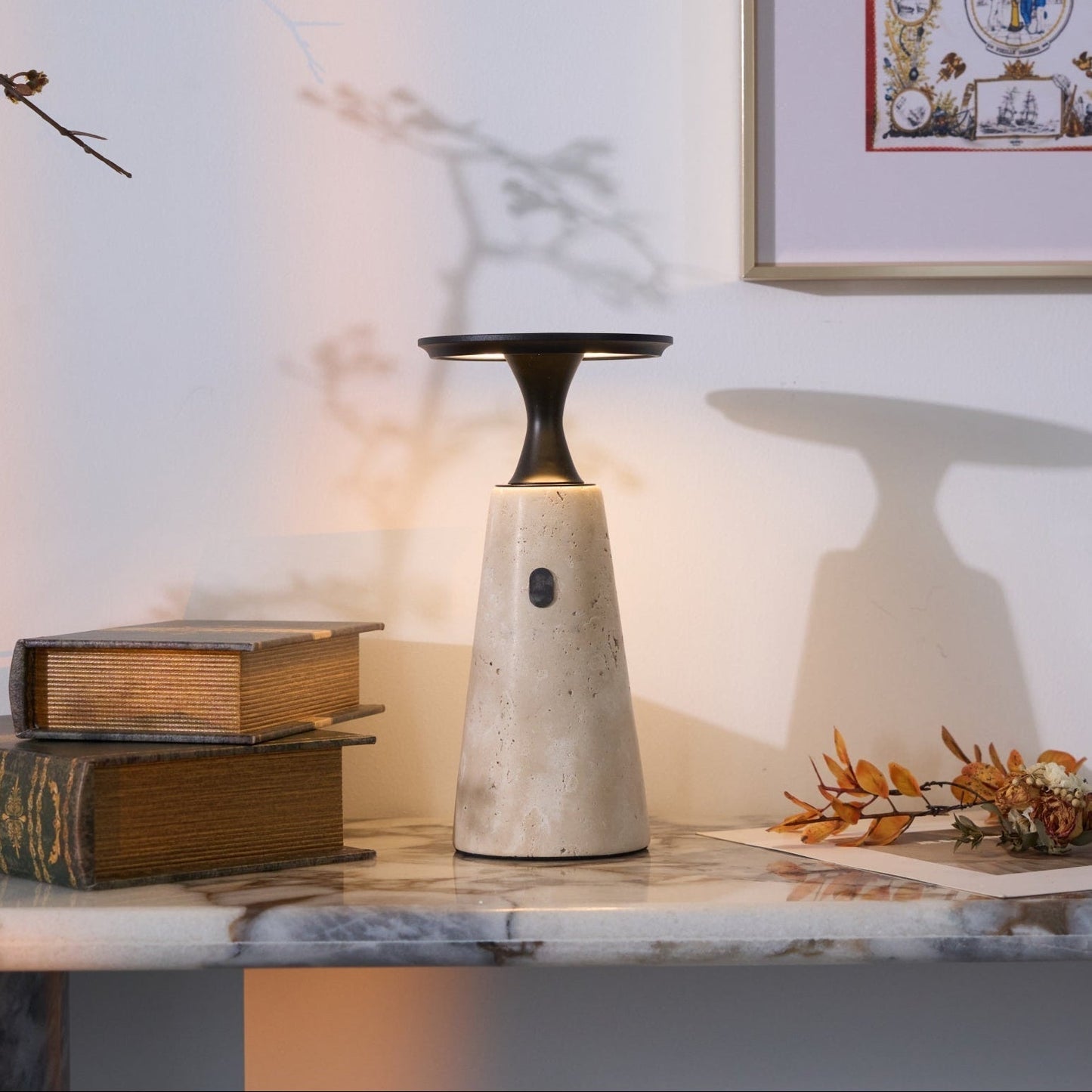Lampe LED sur une table, lumière blanche chaude activée