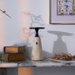 Lampe en travertin montrant les commandes tactiles sur la base