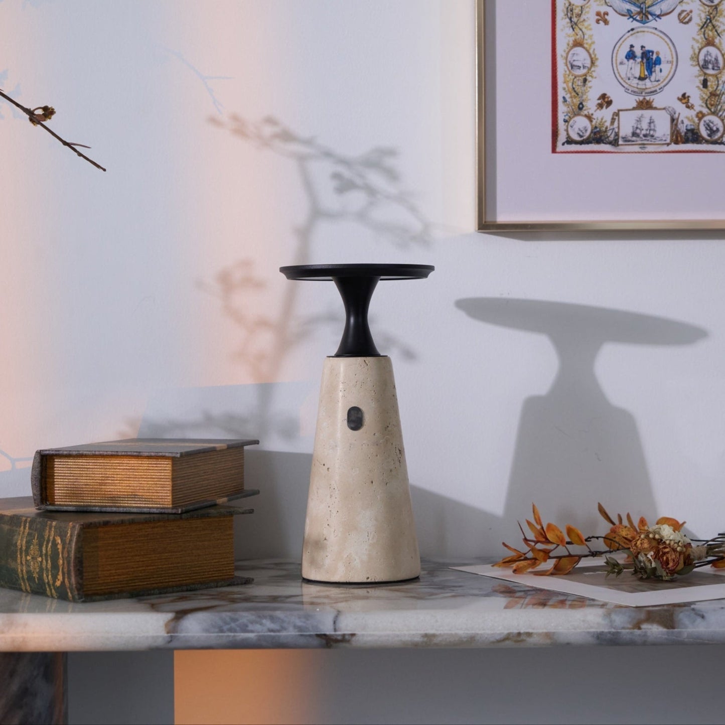 Lampe en travertin montrant les commandes tactiles sur la base