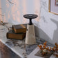 Lampe de table éteinte, montrant le design moderne