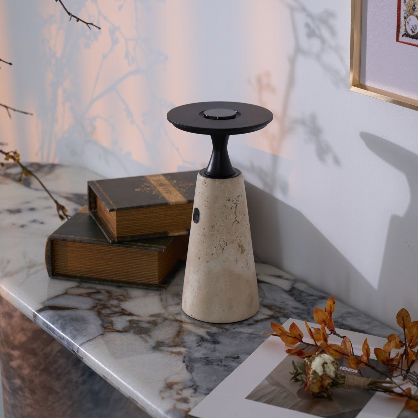 Lampe de table éteinte, montrant le design moderne