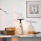 Lampe sur une table à manger, créant une ambiance cosy