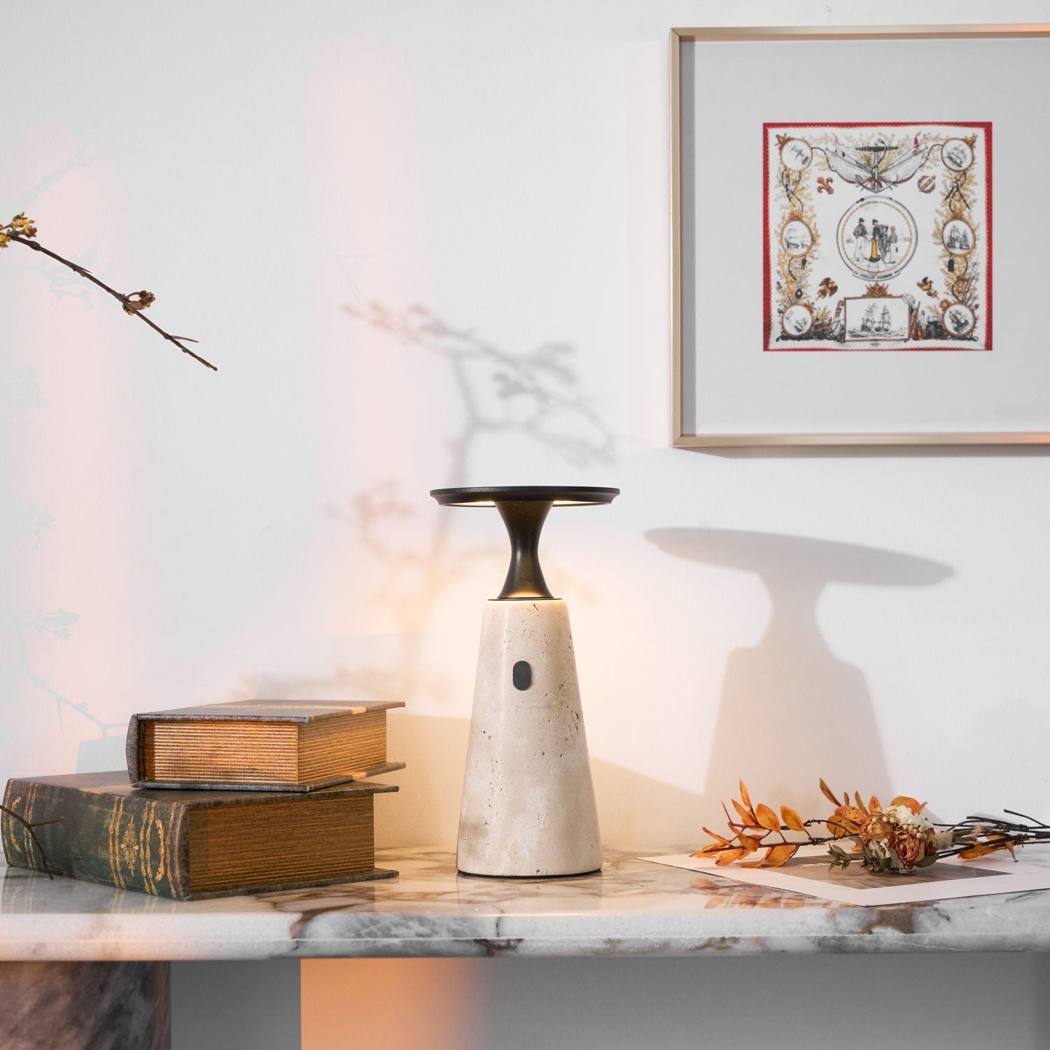 Lampe sur une table à manger, créant une ambiance cosy