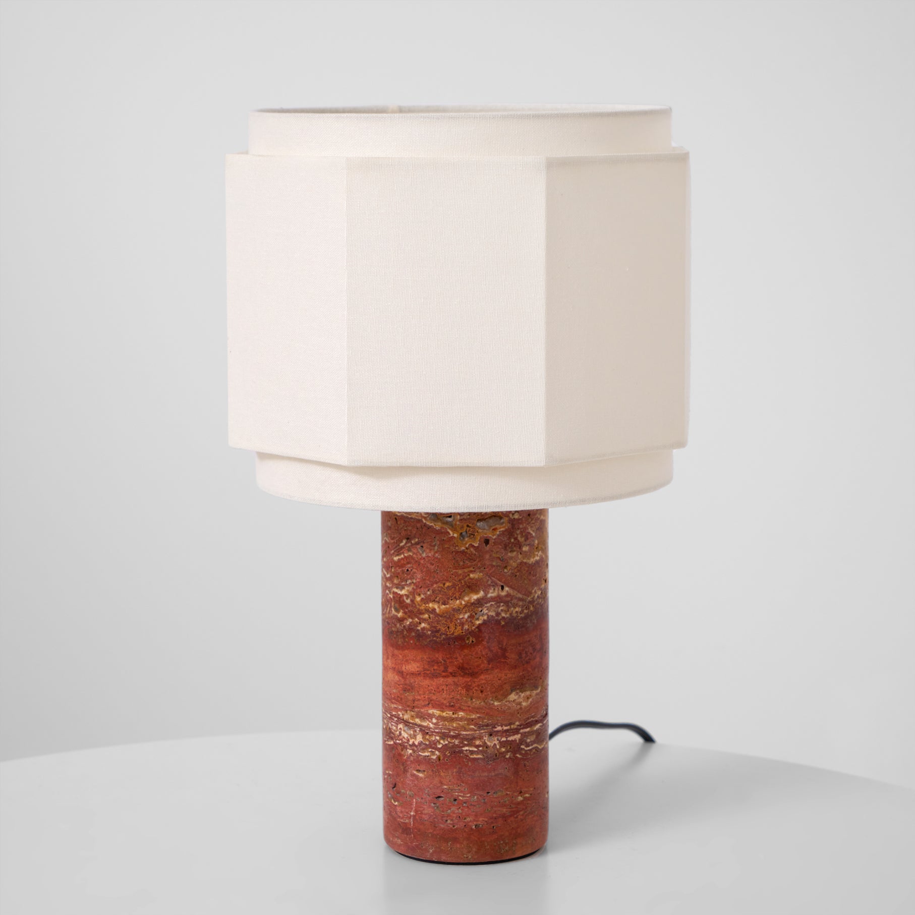 Lampe de table avec base en travertin rouge sculptural