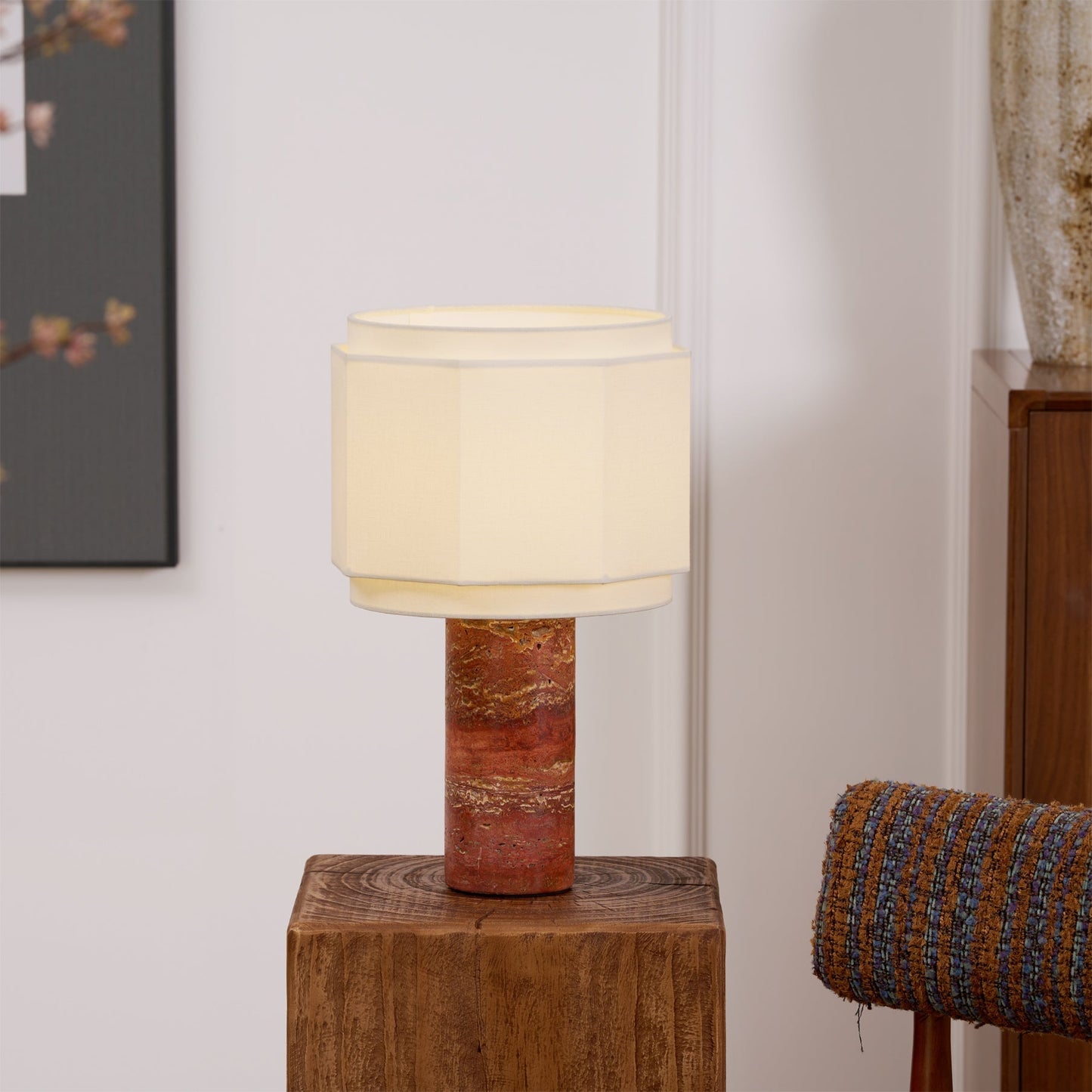 Lampe sur une table de chevet dans un intérieur moderne