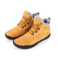 Bottes montrées en mouvement sur un chemin enneigé