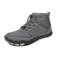Bottes d'hiver imperméables avec semelle flexible sur fond blanc