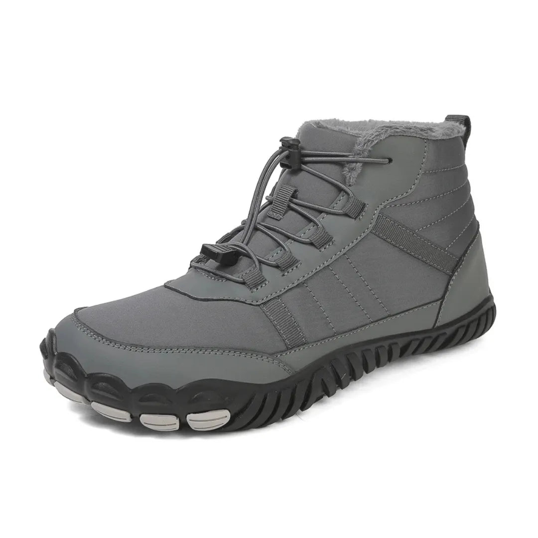 Bottes d'hiver imperméables avec semelle flexible sur fond blanc