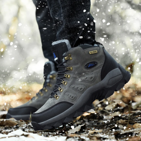 Bottes de randonnée sur fond blanc, vue de côté