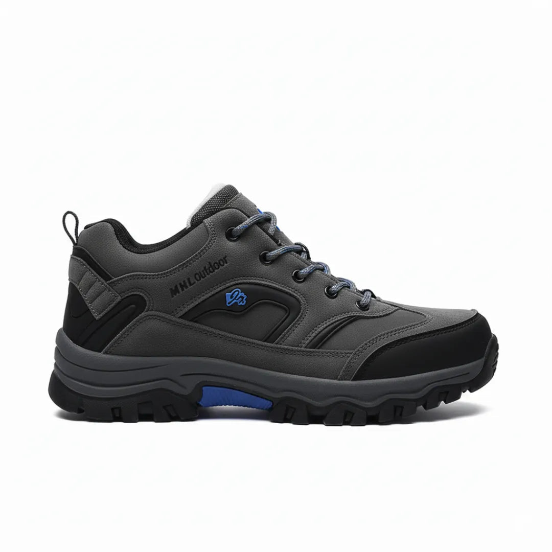 Vue latérale des bottes robustes pour terrain irrégulier