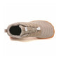Gros plan sur la semelle flexible des chaussures de marche